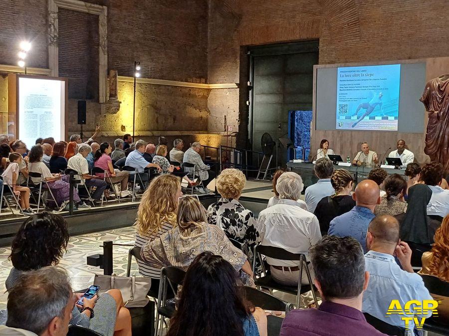 la luce oltre la siepe la presentazione del libro al foro romano di Oney Tapia la luce oltre la siepe la presentazione del libro al foro romano di Oney Tapia
