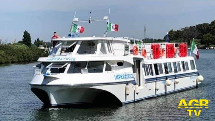 Il battello L'Imperatrice sul fiume Il battello L'Imperatrice sul fiume