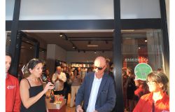 Ostia, folla record all'inaugurazione della nuova libreria Feltrinelli