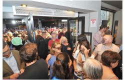 Inaugurazioe libreria Feltrinelli la folla all'ingresso  ph credit Pino Rampolla
