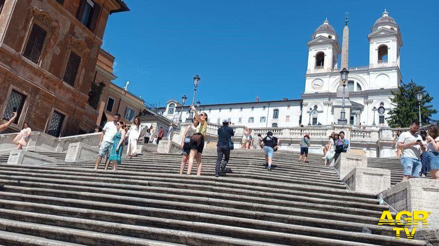 Scalinata di Trinità dei Monti.135 Gradini Iconici tra Storia e Moda a Roma