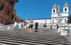 Scalinata di Trinità dei Monti.135 Gradini Iconici tra Storia e Moda a Roma