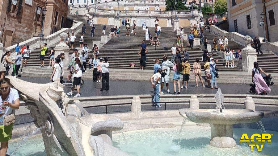la Fontana della Barcaccia del Bernini; dall’altra, il profilo austero della Trinità dei Monti