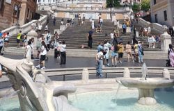 la Fontana della Barcaccia del Bernini; dall’altra, il profilo austero della Trinità dei Monti