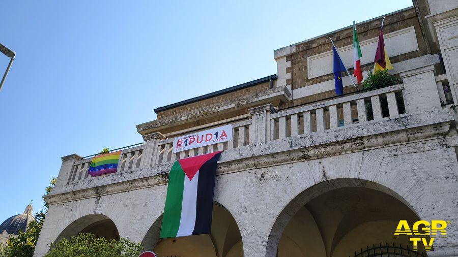 X Municipio ripudia la guerra esposta la bandiera palestinese sul palazzo del Governatorato X Municipio ripudia la guerra esposta la bandiera palestinese sul palazzo del Governatorato