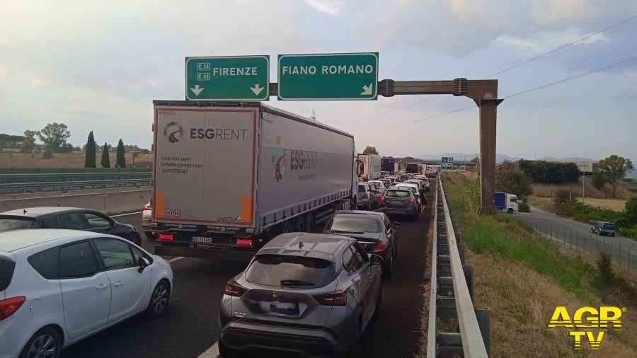 A1 chiusa tra Orte e Roma Nord per tir in fiamme A1 chiusa tra Orte e Roma Nord per tir in fiamme