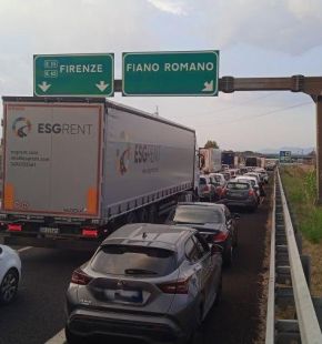 A1 Milano–Napoli chiusa per 40 km: cisterna GPL in fiamme, traffico bloccato in entrambe le direzioni