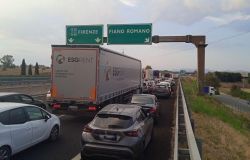 A1 Milano–Napoli chiusa per 40 km: cisterna GPL in fiamme, traffico bloccato in entrambe le direzioni