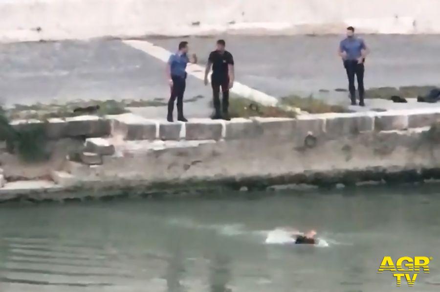 Carabinieri il salvataggio nel Tevere