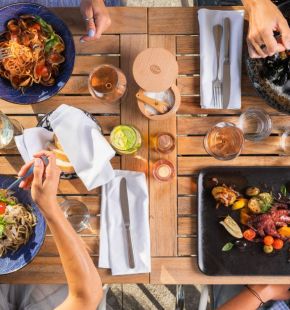 Pranzi sulla spiaggia e rischi alimentari, come difendersi con i consigli salva-vacanze dei gastroenterologi AIGO