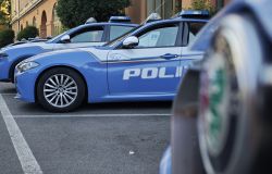 Roma, con un bastone appuntito rapina in un market una bottiglia di limoncello, arrestato