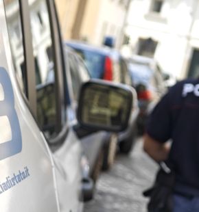 Roma Portuense, una donna tenta di rubare un'auto in sosta, scoperta si dà alla fuga ma finisce in un vicolo cieco, arrestata