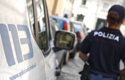 Roma Portuense, una donna tenta di rubare un'auto in sosta, scoperta si dà alla fuga ma finisce in un vicolo cieco, arrestata