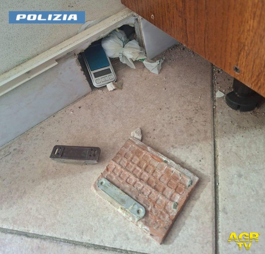 Polizia droga nascosta nel battiscopa al Casilino