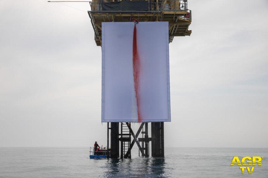 foto Greenpeace opera Anish Kapfoor su piattaforma estrazione gas