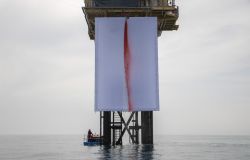 Greenpeace, installata un'opera d’arte di Anish Kapoor su una piattaforma di Shell per l’estrazione di gas