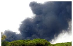 Isola Sacra la nube nera dell'incendio del cantiere nautico ph credit Pino Rampolla