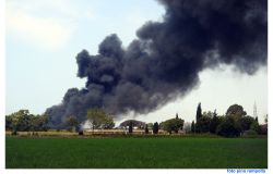 Isola Sacra la nube nera dell'incendio del cantiere nautico ph credit Pino Rampolla