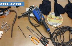 strumenti da scasso, passamontagna, guanti e una smerigliatrice