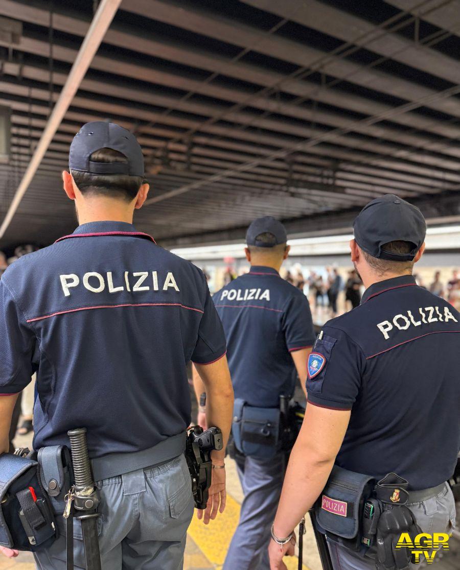 Polizia agenti a fermata metro Polizia agenti a fermata metro