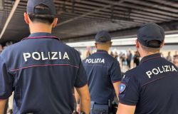 Roma, poliziotto inchioda una coppia di borseggiatori romeni, sorpresa in flagranza mentre alleggeriva una donna