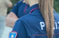 Roma, si mescola tra i fedeli della parrocchia per rubare borse e portafogli, appena uscito lo shopping, poi l'arresto
