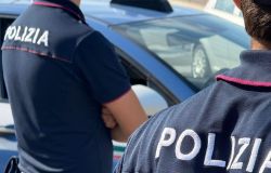 Roma, colf infedele ripuliva durante la notte la borsa della datrice di lavoro, scoperta, 51enne finisce in manette