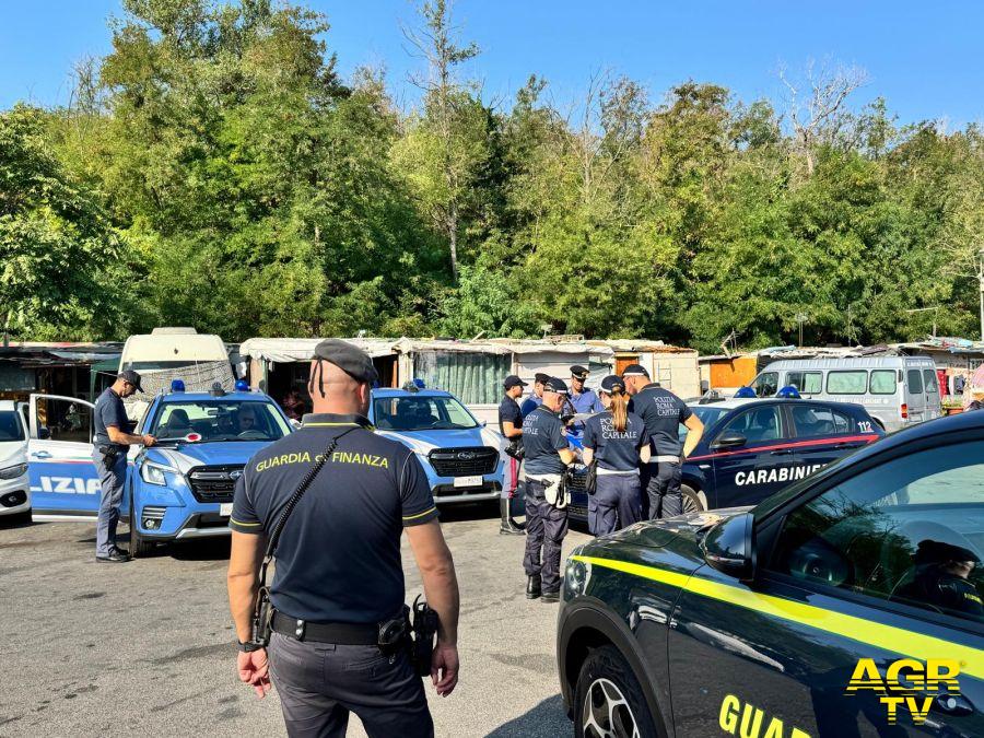 Forze dell'ordine in via Candoni Forze dell'ordine in via Candoni