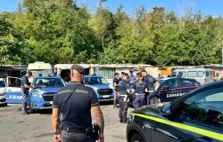Roma, blitz interforze al campo nomadi di via Candoni, rinvenuto un grande quantitativo di refurtiva griffata