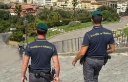 GdiF Firenze: Finanzieri a tutela del turismo fiorentino e contro l'illegalità. Bloccato il gioco delle tre carte in piazzale Michelangelo