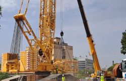 Roma, arrivata la gru per il posizionamento del nuovo ponte Giulio Rocco tra Ostiense e Garbatella