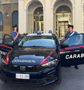 Roma, sale a cavalcioni sul davanzale e telefona al 112 minacciando il suicidio, salvato dai Carabinieri Roma, sale a cavalcioni sul davanzale e telefona al 112 minacciando il suicidio, salvato dai Carabinieri
