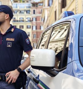 Roma, ladro specializzato nel rubare negli spogliatoi di palestre e centri sportivi, riconosciuto e bloccato da un poliziotto