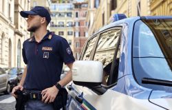 Roma, ladro specializzato nel rubare negli spogliatoi di palestre e centri sportivi, riconosciuto e bloccato da un poliziotto