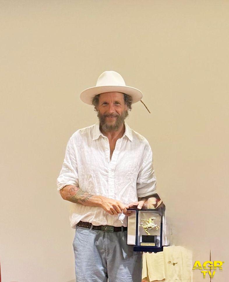 Pegaso d’oro a Jovanotti, promotore di pace, incontro e multiculturalità (fonte foto comunicato stampa) 01/09/2025 Regione Toscana Pegaso d’oro a Jovanotti, promotore di pace, incontro e multiculturalità (fonte foto comunicato stampa) 01/09/2025 Regione Toscana
