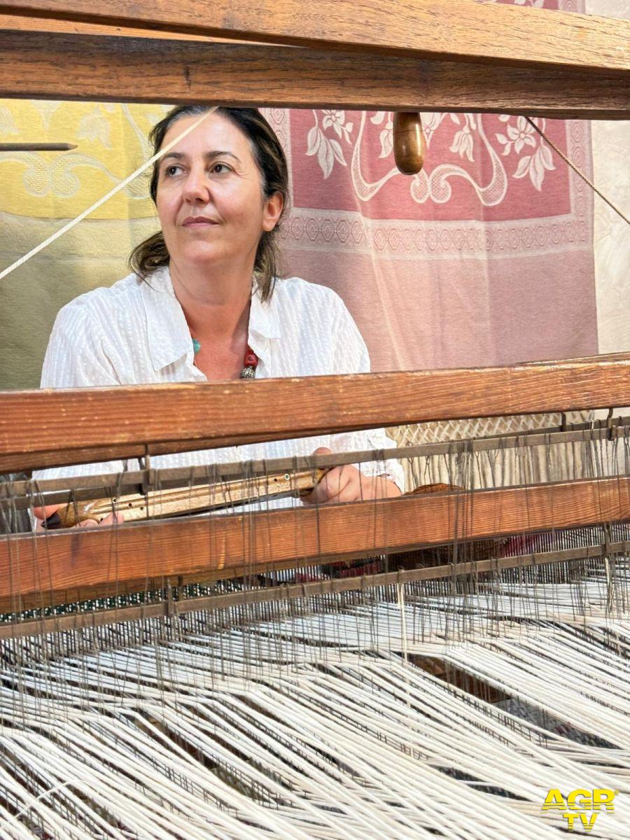 Elisabetta Scipioni al suo telaio Elisabetta Scipioni al suo telaio