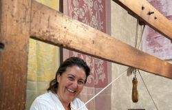 Elisabetta Scipioni al suo telaio