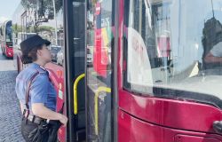 Roma, perde la corsa e dalla rabbia lancia una bottiglia vuota contro il bus....