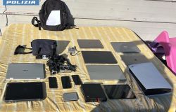 Roma, via Candoni, nuovo blitz interforze nel campo nomadi, hi-tech,device, macchine fotografiche e telecamere sequestrate