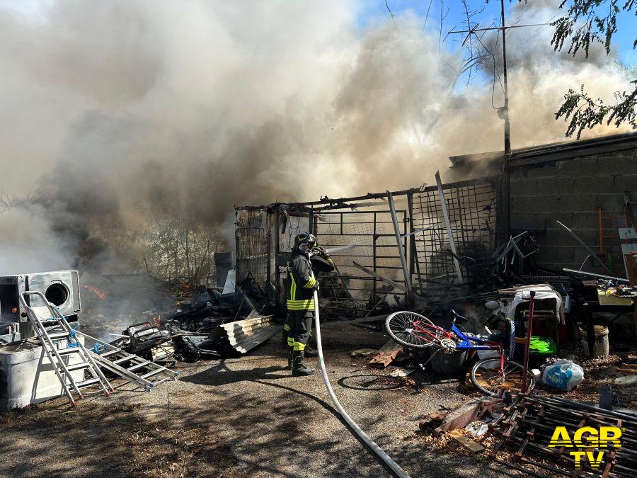 Pratica di Mare il casolare in fiamme Pratica di Mare il casolare in fiamme