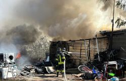 Pratica di Mare il casolare in fiamme