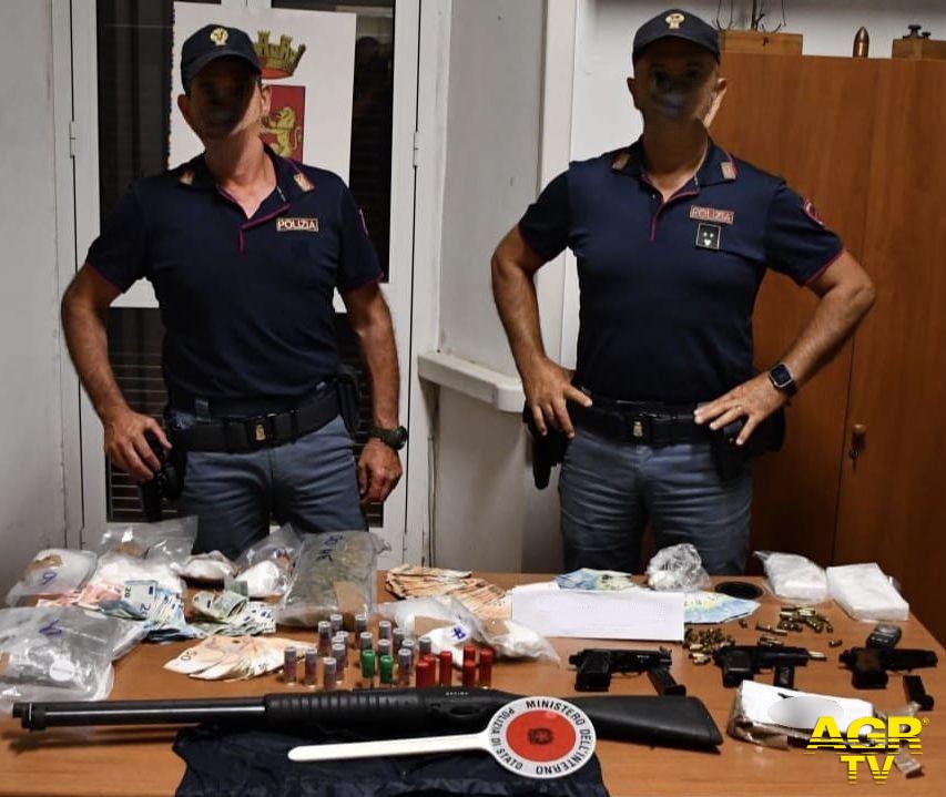 Civitavecchia la armi e la droga sequestrata Civitavecchia la armi e la droga sequestrata