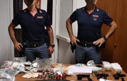 Civitavecchia, arrestati due giovani, trasportavano tre pistole ed un fucile oltre ad un chilo e mezzo di droga