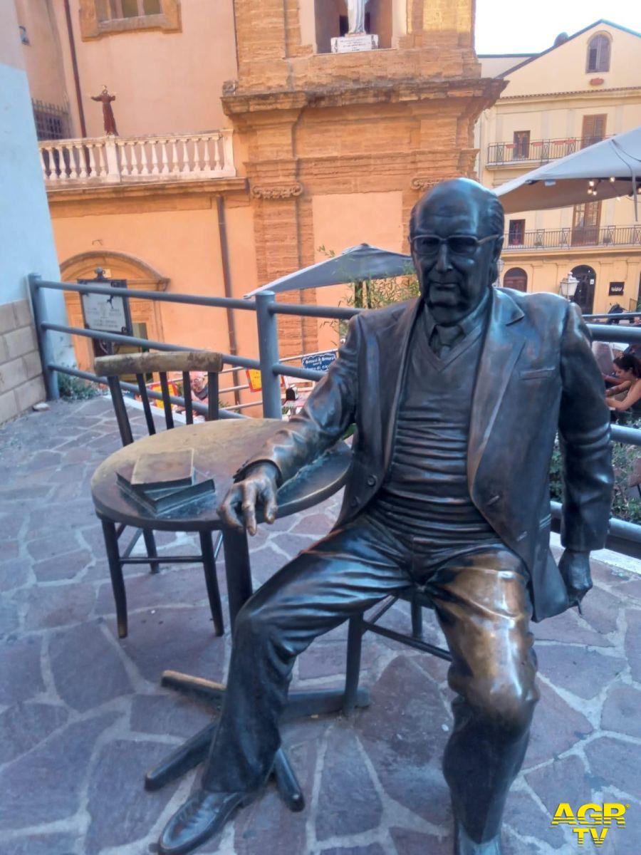 La statua del Maestro Camilleri ad Agrigento Foto di Domenico Ciranni