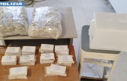 Roma, arrestato corriere della droga, in uno scatolone per condizionatori trasportava 2 kg. di hashish e marjuana