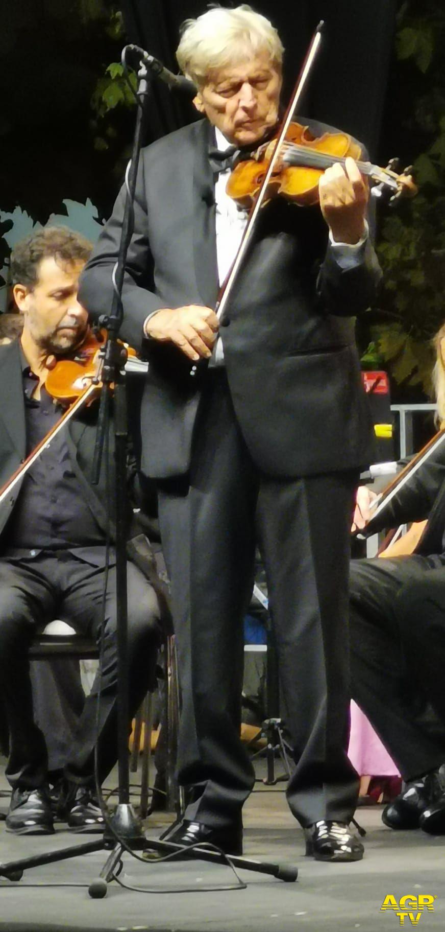 Uto Ughi nel concerto di piazza anco marzio Uto Ughi nel concerto di piazza anco marzio
