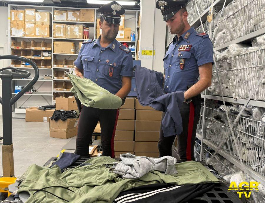 Carabinieri Colleferro i capoi d'abbigliamento recuperati dopo i furti a Valmontone Carabinieri Colleferro i capoi d'abbigliamento recuperati dopo i furti a Valmontone
