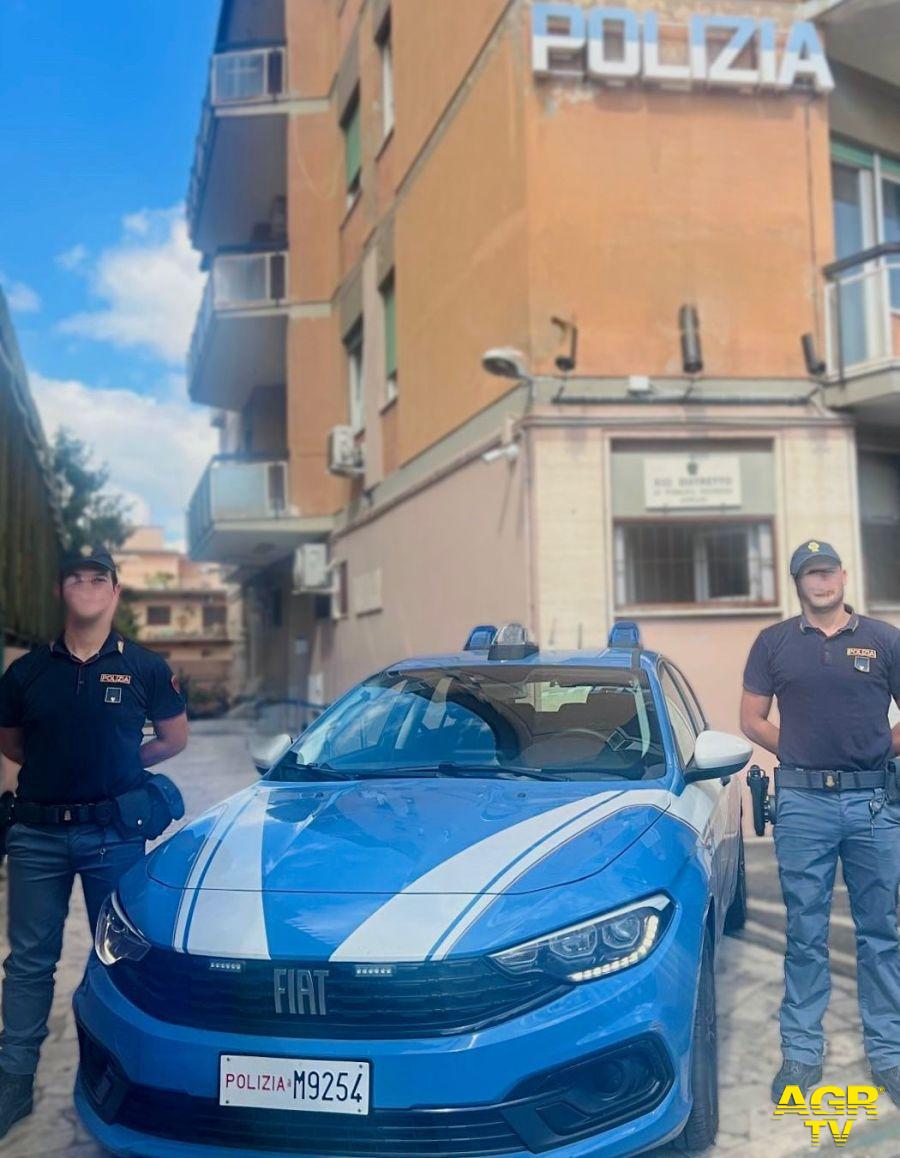 Polizia i due agenti che hanno scortato il padre del bimbo