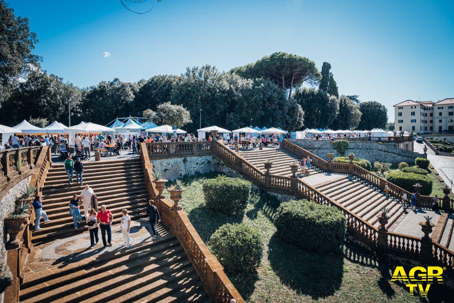 Panoramica della Fiera dei Sapori d’Italia 2025 a Villa Torlonia di Frascati con stand enogastronomici e visitatori