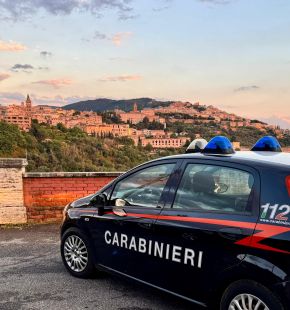 Tivoli, rapina minacciandolo con una sbarra di ferro portiere di notte, arrestato 25enne